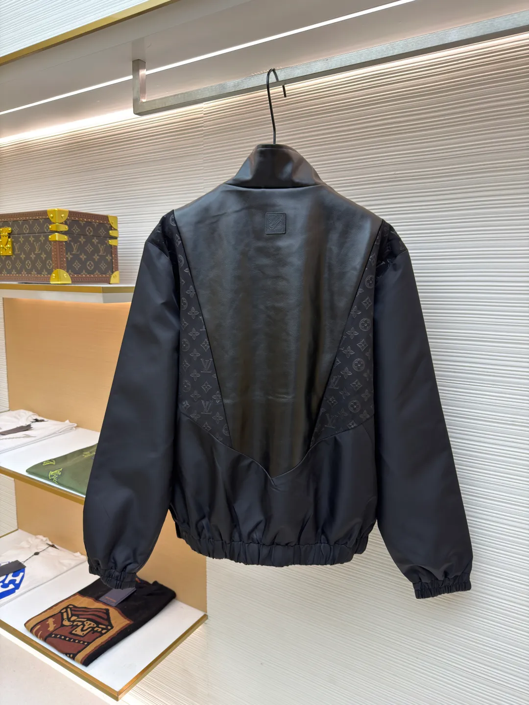 LOUIS VUITTON Presbyopic embossed stitching leather jacket ●Original version: purchased and developed at 32999 ●Item number: 1680916-C10 ●Fabric: nylon fabric ●Technology: embossed production ●Version: fitted version ●Weight: about 815 grams ●Size: S-M-L-XL ●Description: The main body of the garment is made of 100% nylon material, which is very breathable. You will not feel stuffy at all when wearing it. The cuffs, collar and front are all made of soft sheep leather, which is smooth to the touch and has a full texture! Classic Monogram embossed suede leather inserts. The high collar design with elastic cuffs and hem is not only windproof and warm, but also allows you to move freely without feeling restricted at all! The zipper opening and closing design on the side is also very considerate, making it very convenient to put on and take off. There are also practical pockets on both sides, which can hold many small items. It is fully functional and can be matched with many types of clothing to create a fashionable look. The overall wiring is straight and delicate, the fabric is comfortable and soft, and the color is consistent without color difference. It can be matched with the same style to create a fashionable look and control various occasions. Customized accessories, complete with three standards, same style for men and women!